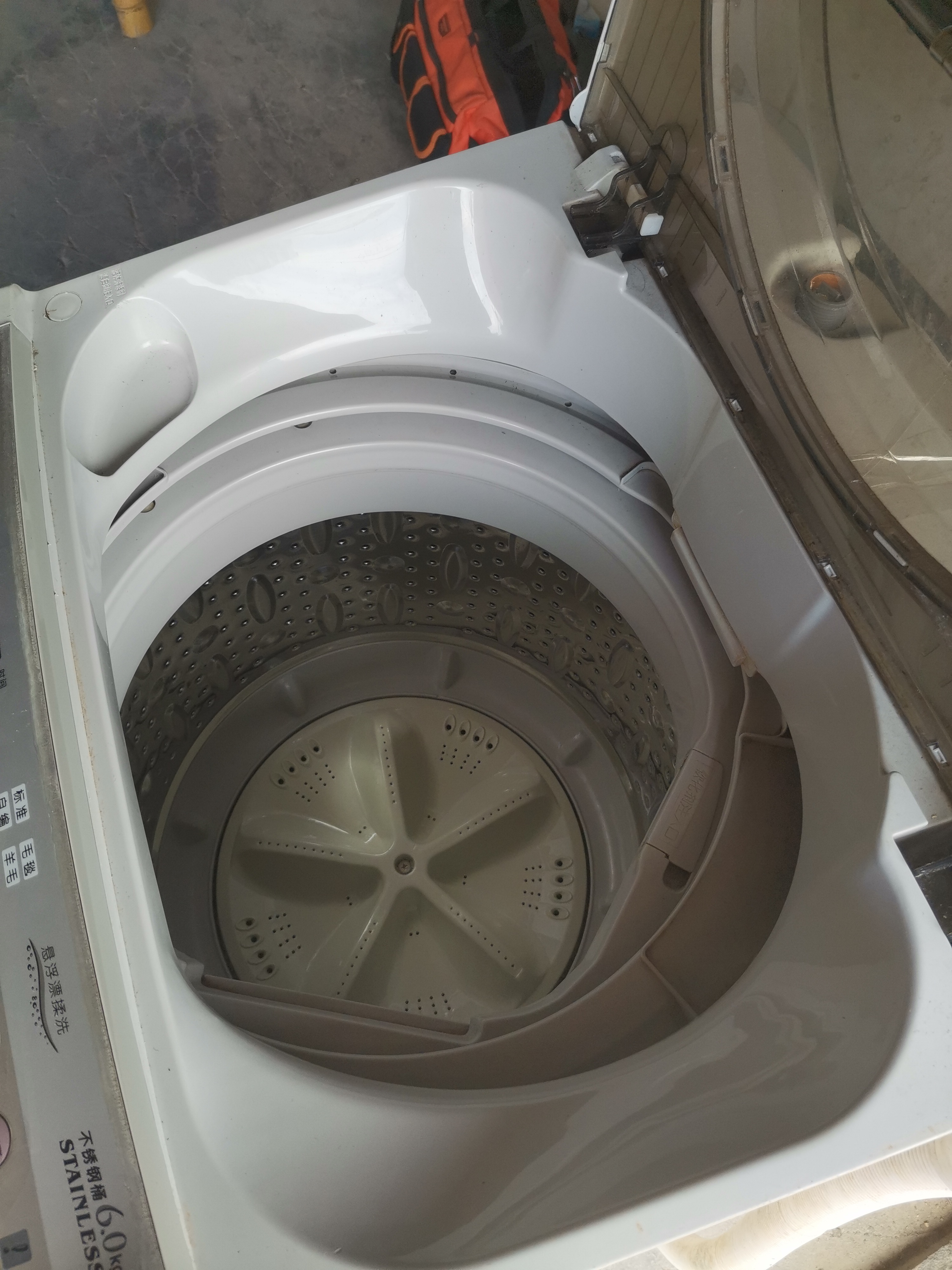 三洋洗衣机应急门位置图片